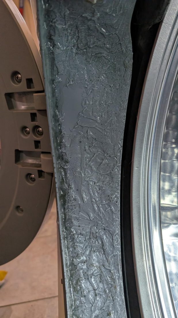 Thick gel applied in a bead along the stained gasket fold